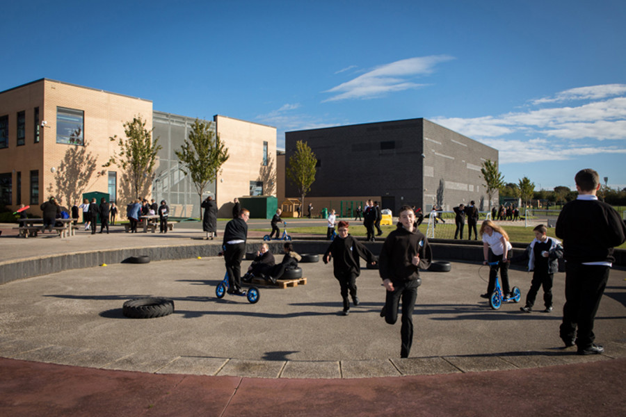 Image of schoolchildren outside epinay school