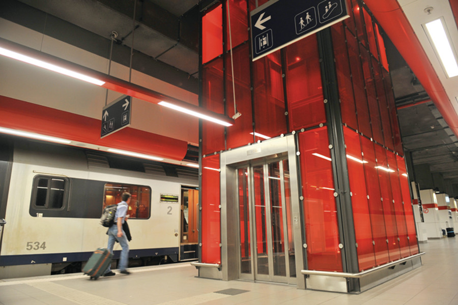 Diabolo image train station