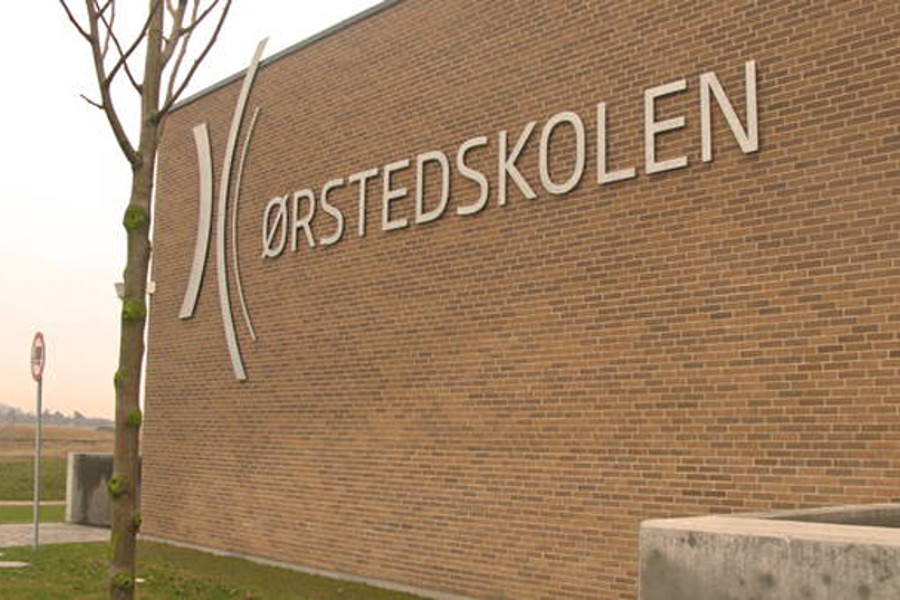 Ørstedskolen Indgangsparti  close up of sign